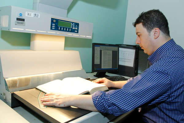 A staff is digitizing a UN document
